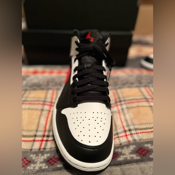 Air Jordan 1 - Picture 2 of 11